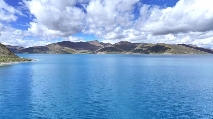西藏山南市贡嘎县羊卓雍措羊湖水面航拍风景