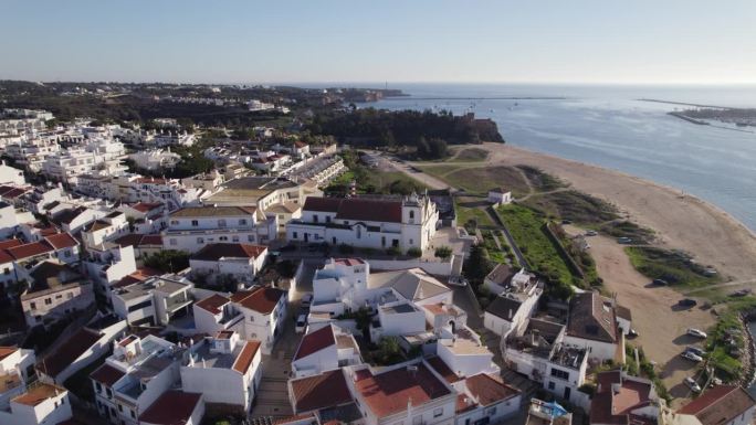 费拉古多沿海小镇航拍全景图，阿尔加维，葡萄牙