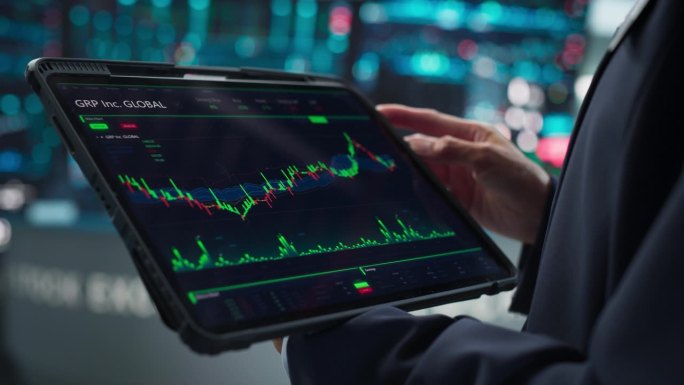 在平板电脑屏幕上接近实时股票市场分析，图表和报告。证券交易所软件模板。经纪人在工作中监控金融和商业机