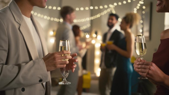 派对上的一对夫妇在家里和客人一起做香槟吐司的特写