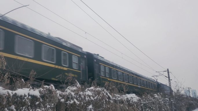 雪后绿皮火车 回家的列车 归途 铁路