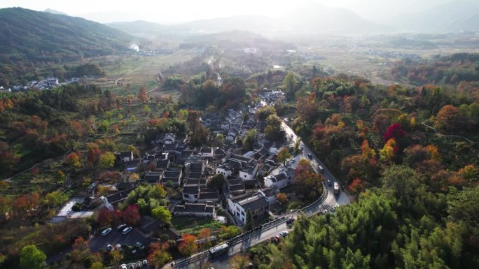 鸟瞰中国安徽宏村塔川古村落。无人机在晴朗的秋日俯瞰传统村庄，向上飞行，4k实时镜头。