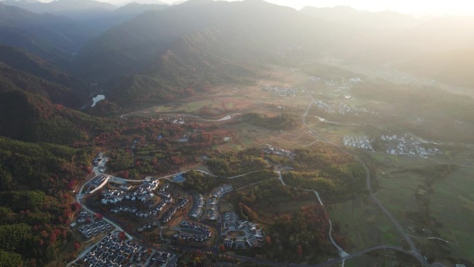 鸟瞰中国安徽宏村芦村古村落。无人机拍摄的传统村落，阳光明媚的秋天早晨，日出时间，色彩缤纷的秋天森林，