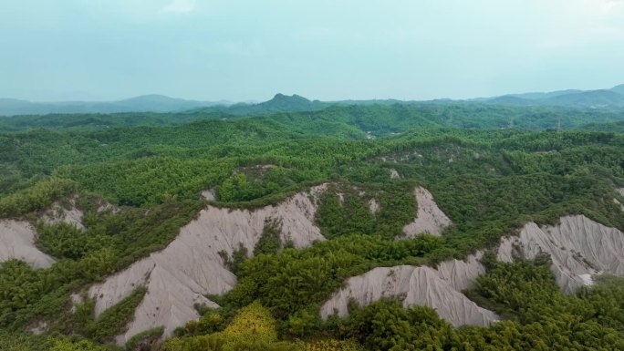 航空无人机拍摄的泥火山地区在阴天在台湾，亚洲