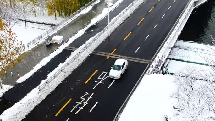 雪中道路交通汽车桥梁行驶