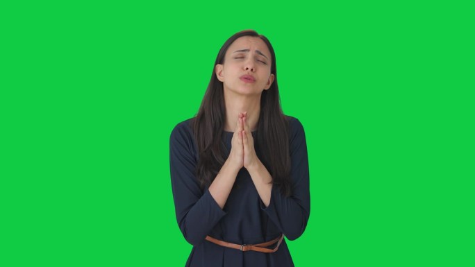 虔诚的印度女孩向上帝祈祷