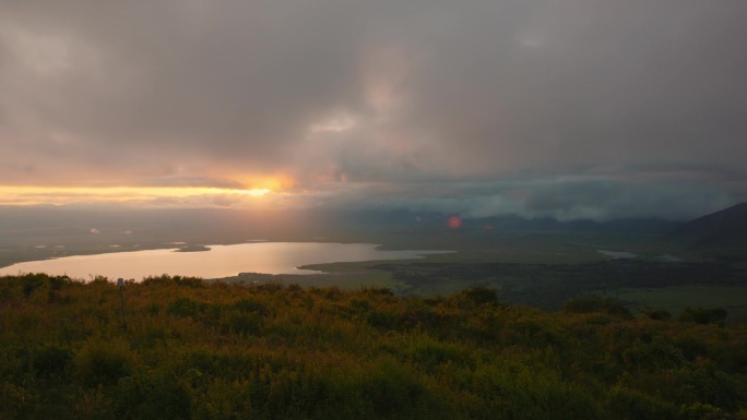 日落时分，恩戈罗恩戈罗国家公园里郁郁葱葱的森林、湿地和湖泊