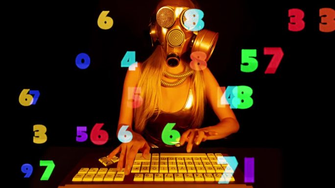 电脑上戴着金色防毒面具的女人