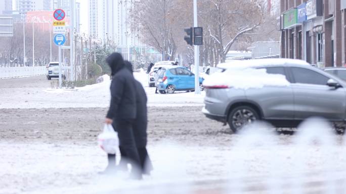 下雪天 十字路口 地面 车辆 北方城市