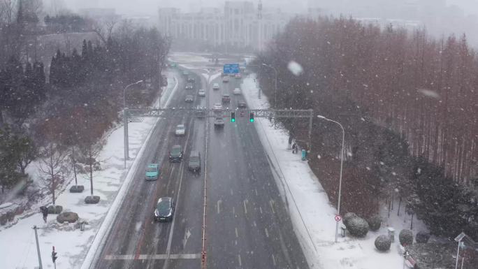 航拍道路车辆交通雪景下雪雪天雪景数码广场