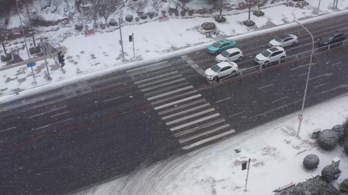 航拍道路车辆交通雪景下雪雪天雪景数码广场