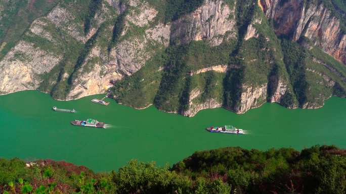 船舶行驶在长江三峡巫峡