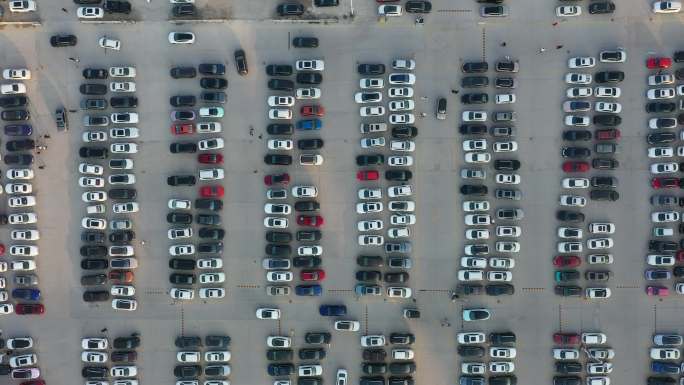 商场户外停车场停满汽车私家车小型汽车