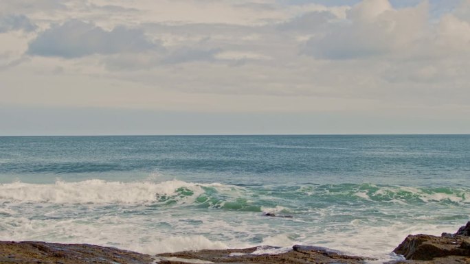 海浪滚滚涌向海岸蓝天海浪海岸