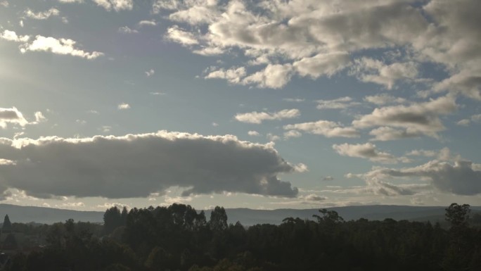 加利西亚松林上空积云形成和消散的时间间隔为1分钟。太阳落山和分散的云，然后隐藏在新的积云形成的大气天