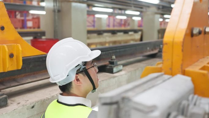工程师对工程行业或运输概念的铁路车间电气列车进行全面检查。
