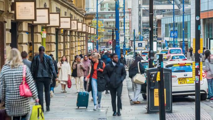 拥挤的通勤人群和游客在曼彻斯特市中心步行和旅行的时间流逝，曼彻斯特，英格兰，英国，英国