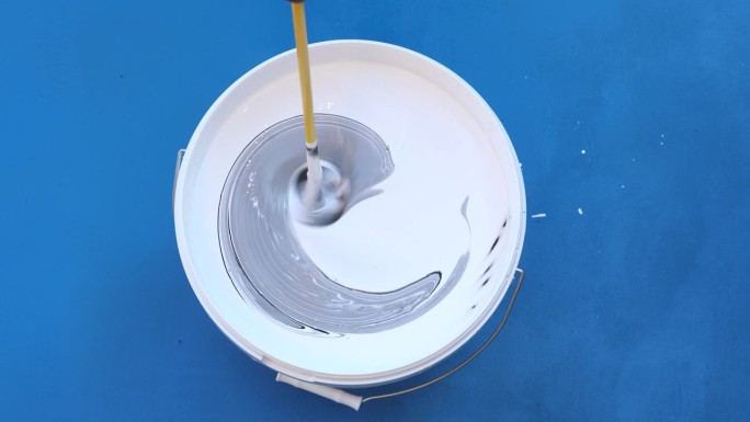 油漆搅拌器是将三种油漆颜色放在墙漆桶中进行混合和搅拌。