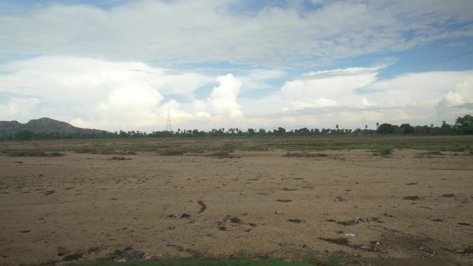 印度比哈尔邦菩提迦耶，神圣的法古河干涸的河床上有长长的沙丘