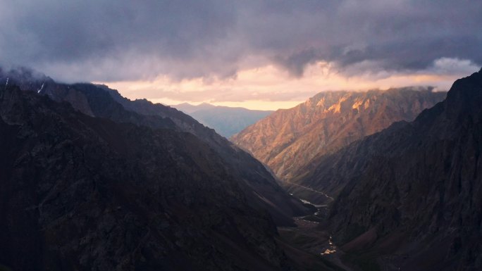 新疆独库公路日落时的雪山湖泊草原