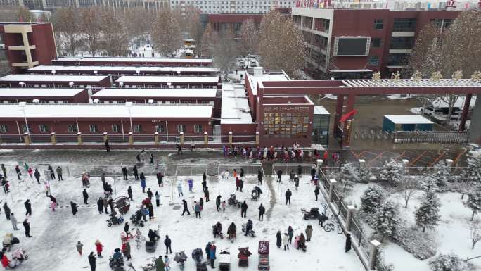 下雪天航拍燕达实验小学