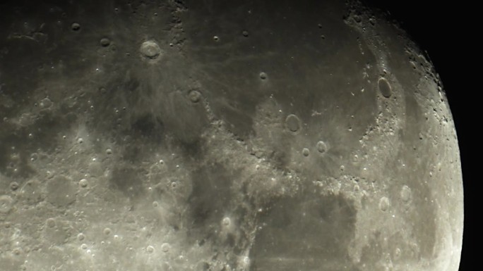 月球表面的陨坑和浮雕，通过天文望远镜看到