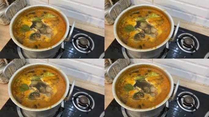 用锅煮冬阴汤。冬阴汤是一种酸辣的泰国汤，通常用虾或对虾和许多香草和香料煮。