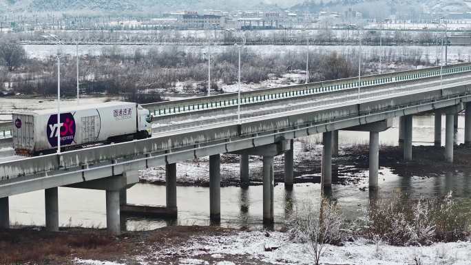 圆通快递车卡车货运道路交通高速公路