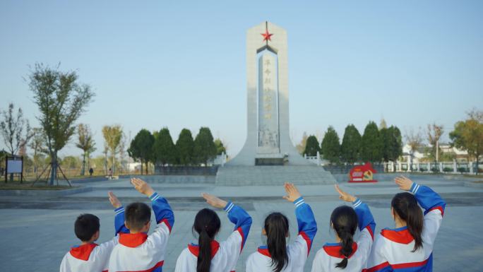4K小学生向革命烈士纪念碑敬礼