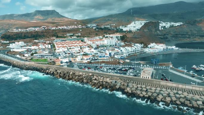 从空中俯瞰阿吉特镇，你可以看到它的港口、房屋和海滩。在大加那利岛。