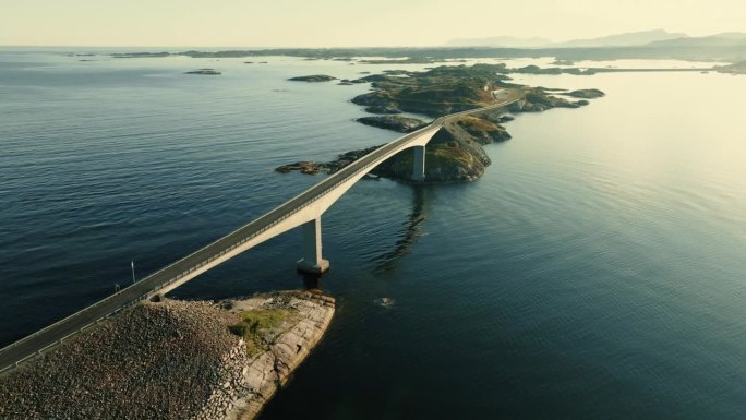 史诗般的Storseisundet桥，在明亮的阳光下连接着浩瀚大海中的小岛。从上面看。