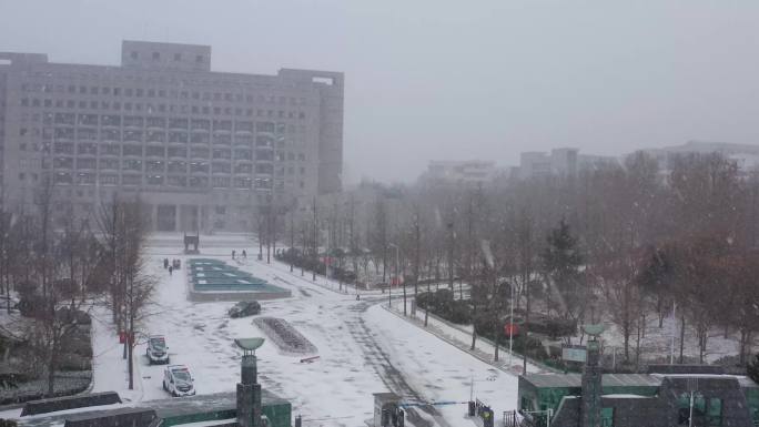 航拍东财东北财经大学雪下雪雪天雪景