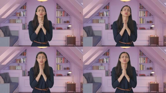 虔诚的印度女孩向上帝祈祷