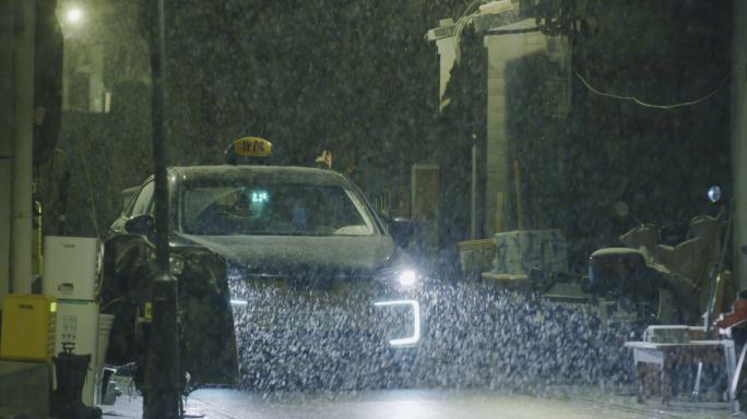 夜晚下雪北京雪夜出租车
