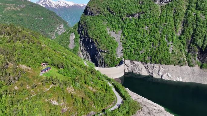 位于挪威塔福德的Zakariasdammen大坝是一座双曲混凝土拱坝，于1968年完工，高95米，是