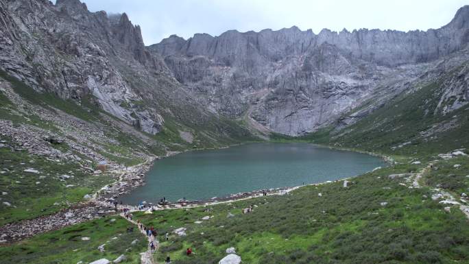 航拍四川阿坝州旅游莲宝叶则石头山高原湖泊