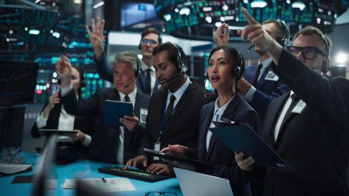 不同的证券交易所专业人士在交易大厅以公开叫价的方式进行沟通。男人和女人大声喊叫，用手势传递买卖指令的