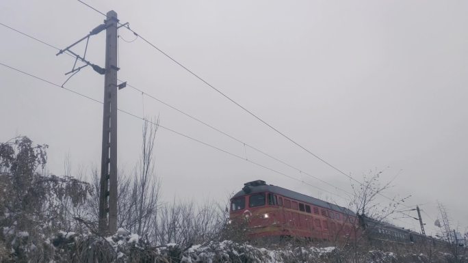 雪后绿皮火车 回家的列车 归途 铁路