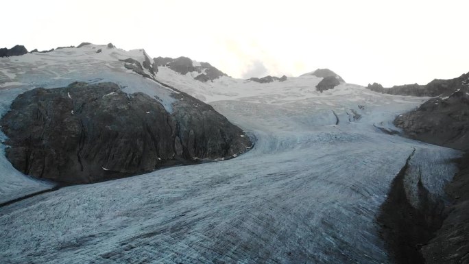 在瑞士阿尔卑斯山伯尔尼高地地区的高利冰川上空的空中战斗，在日落时看到冰川冰。