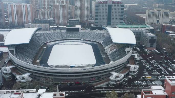 4k实拍城市冬天唯美雪景裕彤体育馆