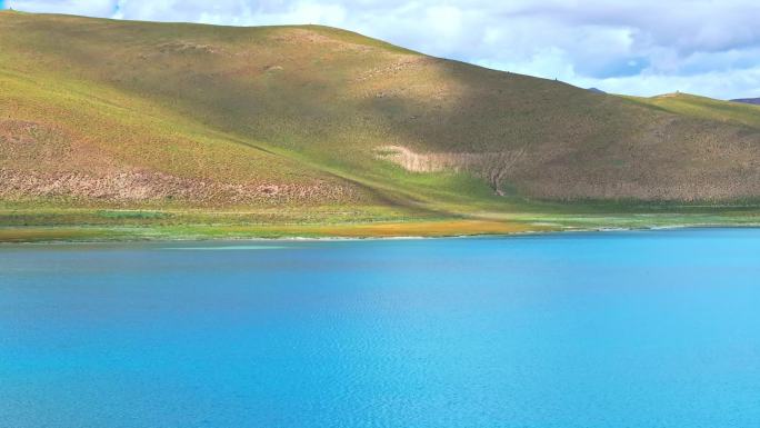 西藏山南市贡嘎县羊卓雍措羊湖水面航拍风景