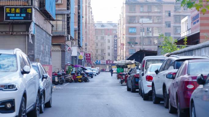 大市场道路两旁停车