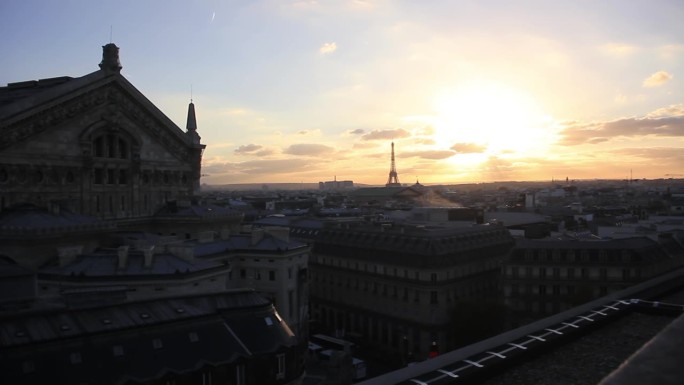 法国巴黎，从老佛爷百货的屋顶俯瞰巴黎日落时的埃菲尔铁塔。