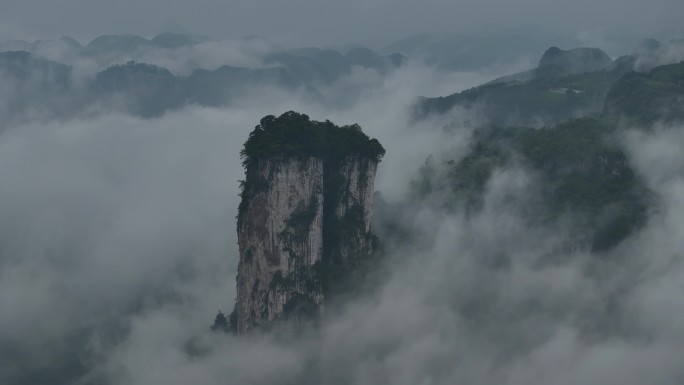 云雾里的山峰