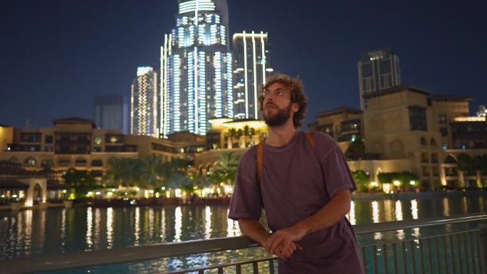 晚上走在迪拜的人迷茫