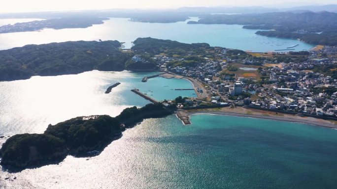 鸟瞰日本鸟羽町的大松镇。乡村海滨小镇的晴天