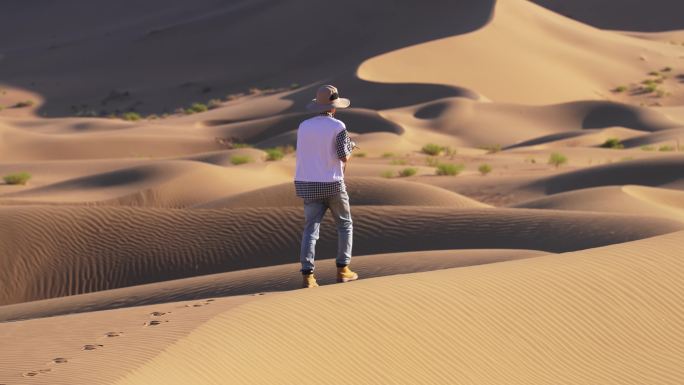 慢镜头升格户外旅游沙漠沙丘上行走的人背影