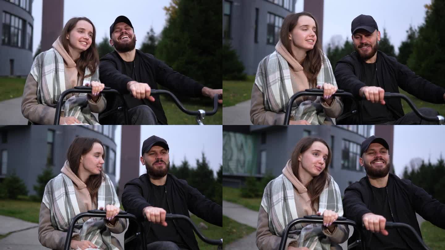 女孩和男孩在公园里一起骑三轮车的照片