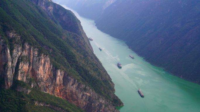 船舶行驶在长江三峡巫峡