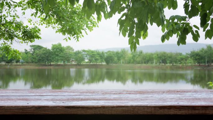 湖上的木桌，绿树背景。
